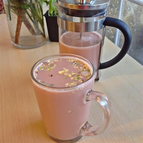 Roo's Food Fusion: Kashmiri Sabaz Chai (Pink Tea)