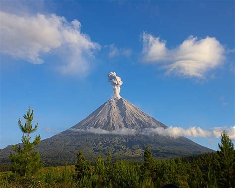 Semeru : Gunung Semeru Dan Gunung Ili Lewotolok Dalam Rangkaian Foto ...