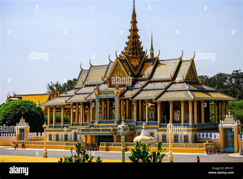 royal palace phnom penh Stock Photo - Alamy