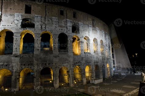 Rome Colosseum night view 20177219 Stock Photo at Vecteezy