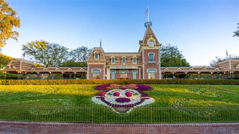 Minnie Mouse Blooms at Disneyland Park in Honor of Women’s History ...