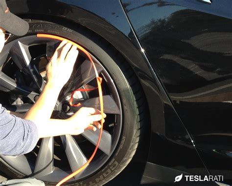 Rimblades-Installation-Tesla-Wheel - TESLARATI