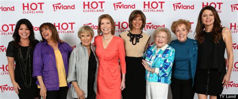 'Mary Tyler Moore' Reunion On 'Hot In Cleveland': Moore, Valerie Harper ...