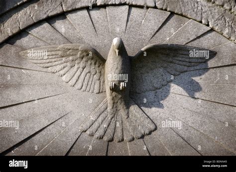 Dove sculpture Stock Photo - Alamy