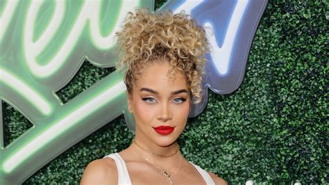 Here’s How Jasmine Sanders Gained 5.7 Million Instagram Followers