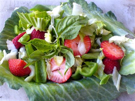 RAWk Me!: Strawberry, Lettuce, Pak Choi, and Pepper Salad