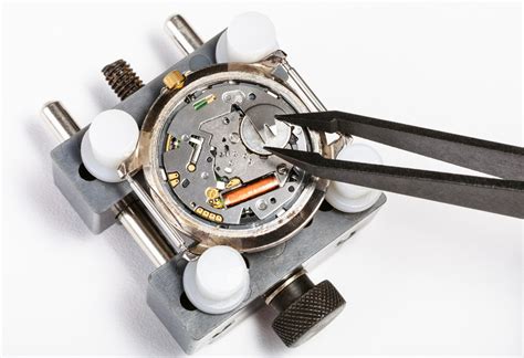 2 Different Types Of Watch Movements | What Is The Difference Between Quartz And Mechanical Watches?