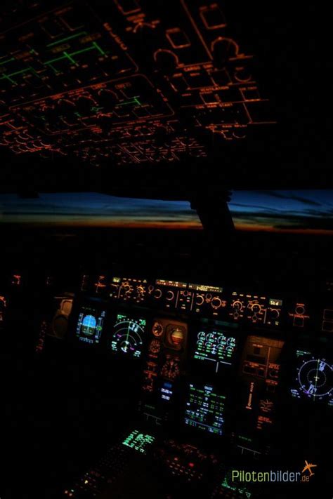 Pilotenbilder.de: Bilder » Airbus A340-600 Night Cockpit Impression 1