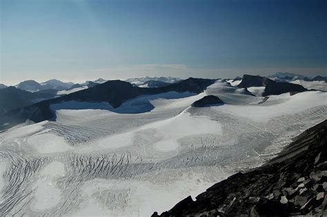 View South from Galdhøpiggen across the Svellnosbrean Glacier : Photos, Diagrams & Topos ...