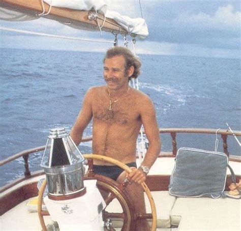 A young Jimmy Buffett driving a sailboat. : r/OldSchoolCoolMusic