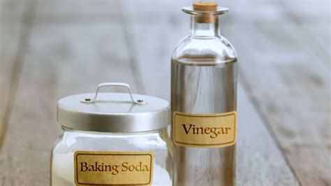 Here's What Really Happens When You Mix Vinegar And Baking Soda