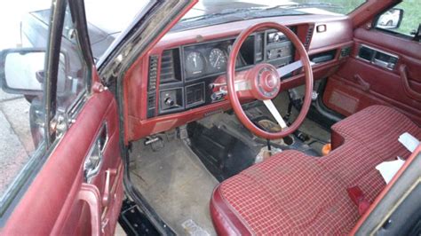 1986 Jeep Comanche 2.5 4x4 5 speed black burgundy interior - Classic Jeep Comanche 1986 for sale