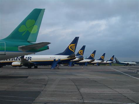 File:E4411-Ryanair-planes-in-Dublin.jpg - Wikimedia Commons