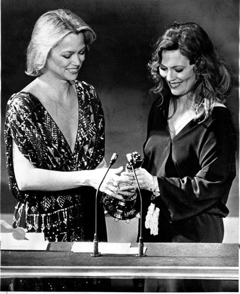 Faye Dunaway won her only Oscar for lead actress on this date in 1977 ...