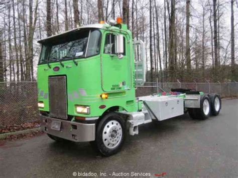 Peterbilt 362 (2002) : Daycab Semi Trucks