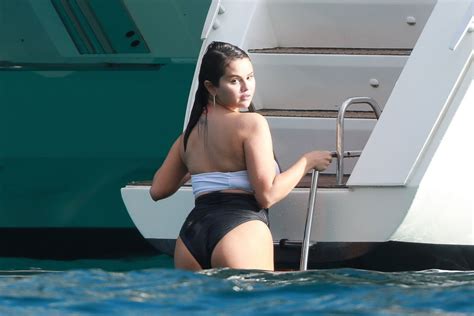 SELENA GOMEZ in Bikini on Vacation in Cabo San Lucas 01/01/2023 – HawtCelebs