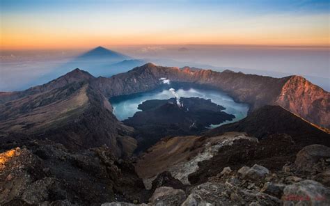 Sunrise over Gunung Rinjani (now with mountain shadow!) [3840x2399] [OC ...