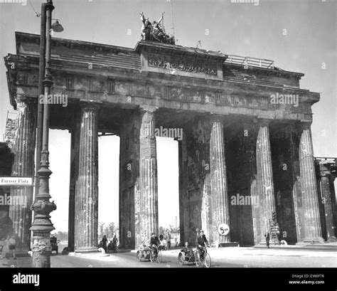 Berlin brandenburg gate 1945 Black and White Stock Photos & Images - Alamy