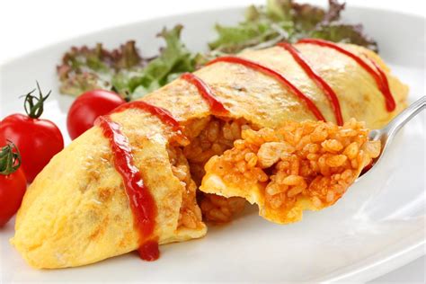 Omurice o omuraisu, l'omelette con riso saltato giapponese - Ohayo!