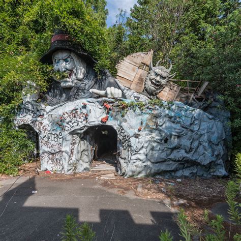 Abandoned Dreamland Theme Park In Japan Now Looks Like A Graveyard ...