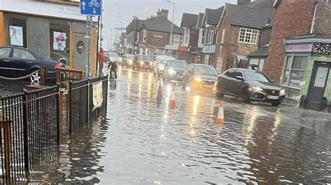 Bedford schools, roads and museums closed due to flooding - BBC News