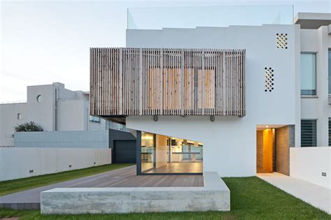 House uses Operable Wood Louvers for Temperature Control | Modern House Designs
