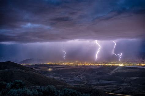 Lightning strikes over a city | Pixeor – Large Collection of Inspirational Photos