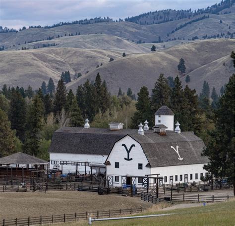 Western Style of the Dutton Ranch from Yellowstone: A Rustic Fusion of ...