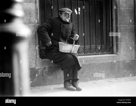 Homeless beggar new york city Black and White Stock Photos & Images - Alamy