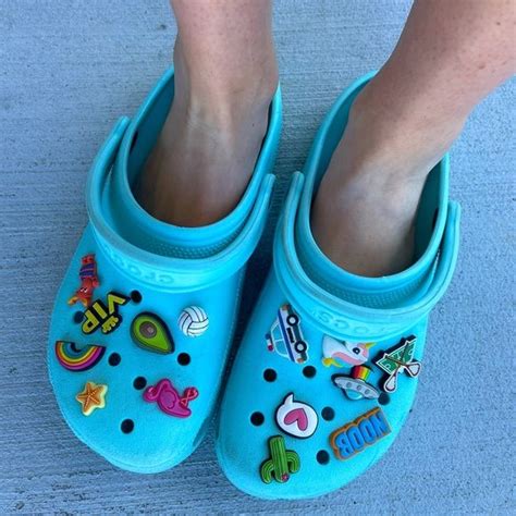 Light blue crocs with a lot of jibbitz charms Crocs Jibbitz Ideas, Blue Crocs, Ultimate ...