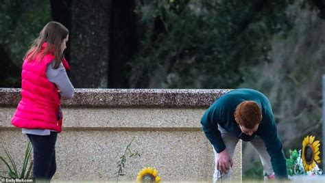 Emotional Buster Murdaugh seen visits grave of murdered mother and brother | Daily Mail Online