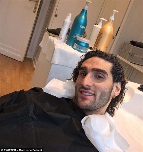 Manchester United star Marouane Fellaini gets a haircut | Daily Mail Online