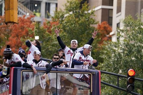 Hundreds of thousands fans celebrate Braves title in parade