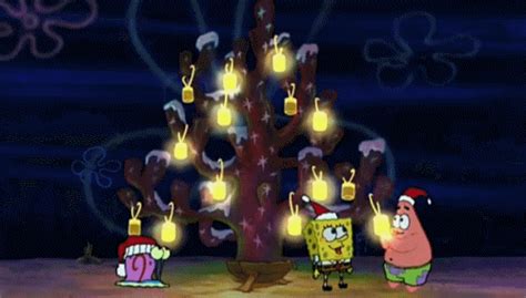 the spongebob christmas tree is lit up with lights