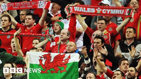 Euro 2016: Wales and England fans 'together' in Lens stadium - BBC News