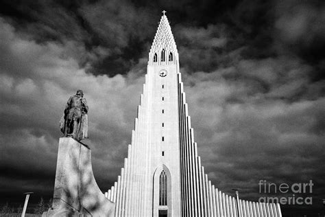 statue of explorer lief eriksson in front of Hallgrimskirkja church ...