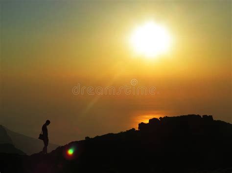 Silhouette In Front Of A Sunset Over The Ocean Editorial Photo - Image of south, romantic: 138152966