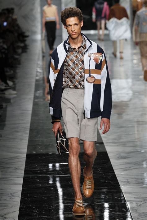 Fendi | Menswear - Spring 2018 | Look 30 Urban Fashion, Boy Fashion, Runway Fashion, Mens ...