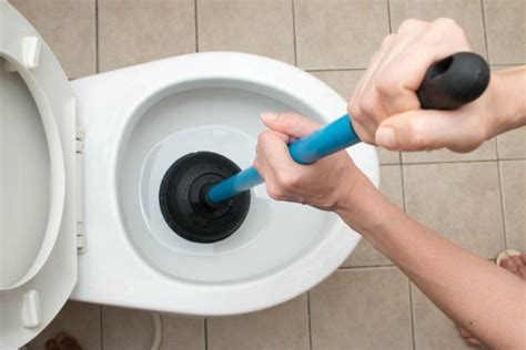 What Causes a Toilet Not to Flush Completely?