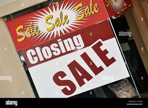 Store closing sign hi-res stock photography and images - Alamy