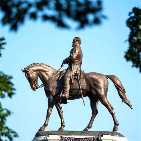 Robert E. Lee Statue