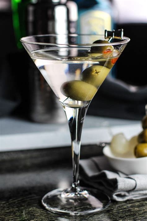 How to make a Classic Martini Cocktail | Martini recipes easy, Martini recipes, Martini recipes ...