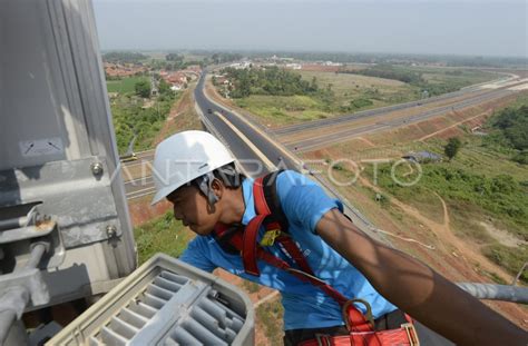 PERSIAPAN JARINGAN DI TOL CIPALI | ANTARA Foto