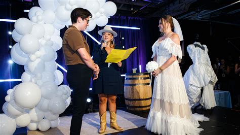 Elle King at CMA Fest: Country music star, impromptu wedding officiant