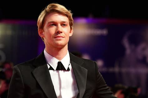 Joe Alwyn Net Worth: How Rich Is Taylor Swift's Ex-Boyfriend? | IBTimes