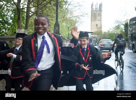 Oxford, UK. 25th April 2017. Children from Magdalen College School run across Magdalen Bridge ...