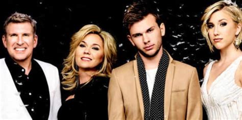 The Chrisley Family Poses - Chrisley Knows Best - TV Fanatic