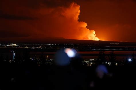 Volcano erupts on Iceland's Reykjanes Peninsula, creating sublime views ...