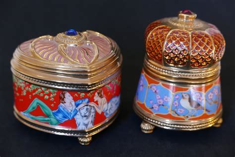 Two music boxes in porcelain gilded in 24k fine gold, House - Catawiki