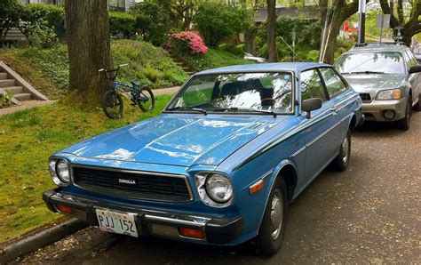 OLD PARKED CARS.: 1977 Toyota Corolla Deluxe Liftback.